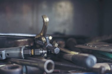 Mekanik aletler, araba tamirhanesi ve fotokopi alanı. Bulanık arkaplan mekanik servisi. Ağır vida paslı anahtarlar kirli tornavida nesneleri. Endüstriyel donanım