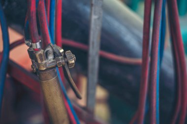 Mekanik aletler, araba tamirhanesi ve fotokopi alanı. Bulanık arkaplan mekanik servisi. Ağır vida paslı anahtarlar kirli tornavida nesneleri. Endüstriyel donanım