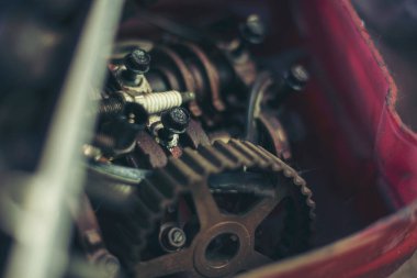 Ağır vida paslı anahtarlar kirli tornavida nesneleri. Sanayi donanım seti. Mekanik aletler, araba tamirhanesi ve fotokopi alanı. Bulanık arkaplan mekanik servisi