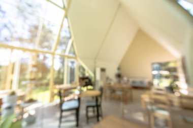 İşletme bürosu, arka plandaki toplantı odasının bokeh eğitim etkinliğini bulanıklaştırdı. Toplantı odasının bulanık ve soyut arka planı. Arka plan bulanık ofis modern lobi dekorasyonu boş oda