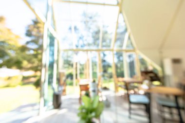 İşletme bürosu, arka plandaki toplantı odasının bokeh eğitim etkinliğini bulanıklaştırdı. Toplantı odasının bulanık ve soyut arka planı. Arka plan bulanık ofis modern lobi dekorasyonu boş oda