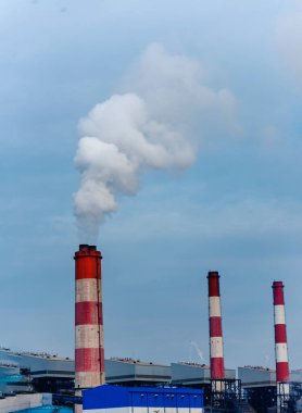 Elektrik santralleri elektrik endüstrisi üretiyor. Elektrik santrali rafinerisi mühendisliği buhar bacası. Linyit elektrik bacaları endüstride kirliliği serbest bırakır mavi gökyüzü