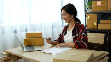 Çevrimiçi satıcı ellerini kapat dizüstü bilgisayarda klavye yazan Asyalı genç kadın çevrimiçi siparişleri kontrol et, mal teslimat paketlerini kontrol et posta kutusunu. Asyalı kadın ev ofisinde küçük bir iş kurdu