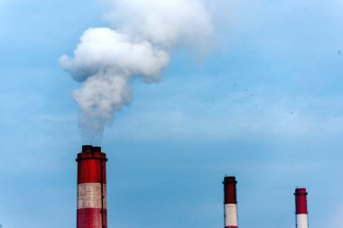 Elektrik santralleri elektrik endüstrisi üretiyor. Elektrik santrali rafinerisi mühendisliği buhar bacası. Linyit elektrik bacaları endüstride kirliliği serbest bırakır mavi gökyüzü