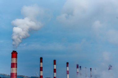 Elektrik santralleri elektrik endüstrisi üretiyor. Elektrik santrali rafinerisi mühendisliği buhar bacası. Linyit elektrik bacaları endüstride kirliliği serbest bırakır mavi gökyüzü