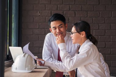 İş stratejisi ekip raporu şeması, grafik, bilgi verileri finansal rapor planını analiz eder. Eller takım ortağı pazarlama planlama finans istatistik satış raporunu Extra hesap tablosu ile birlikte