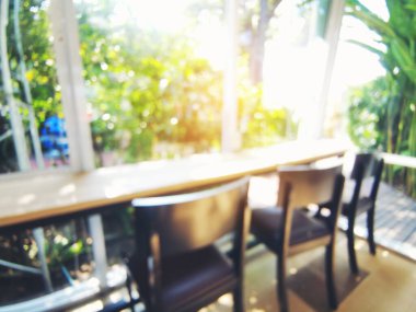 Bulanık arkaplan iç tasarım masa sandalyesi penceresi kapalı alan görüntüsünü dekore eder. Alış veriş merkezindeki bulanık kafeterya kafeteryasında açık büfe satış mağazası var.