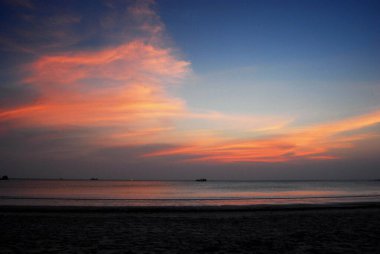 Yazın güneşli bir günde tropik deniz plajı. Plajdaki altın kumsal deniz manzarası. Deniz kenarında tatil yapmak için. Okyanus adası güzel dramatik manzara. Güneşli deniz manzarası.