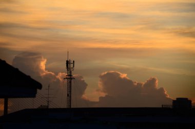 Yüksek voltajlı elektrik kablosu dağıtım peyzaj enerji mühendisliği. Kırsal kesimde mavi gökyüzü yeşil dağı olan elektrik enerjili bir arka plan. Elektrik enerji mühendisliği endüstrisi