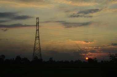 Yüksek voltajlı elektrik kablosu dağıtım peyzaj enerji mühendisliği. Kırsal kesimde mavi gökyüzü yeşil dağı olan elektrik enerjili bir arka plan. Elektrik enerji mühendisliği endüstrisi