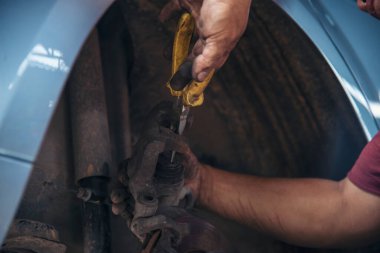 Otomobil makinelerinin mekanik servisini tamir eden elleri kapatın. Tamirci araba tamirhanesini tamir ederken ellerini kaldırdı. Araç kaputu otomobili kontrol ediyor. Araç bakım mühendisi.