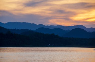Yazın güneşli bir günde tropik deniz plajı. Plajdaki altın kumsal deniz manzarası. Deniz kenarında tatil yapmak için. Okyanus adası güzel dramatik manzara. Güneşli deniz manzarası.