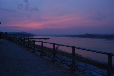Yazın tropik deniz plajı güneşli bir günde mor gökyüzü. Plajdaki altın kumsal deniz manzarası. Deniz kenarında tatil yapmak için. Okyanus adası güzel dramatik Magenta manzarası