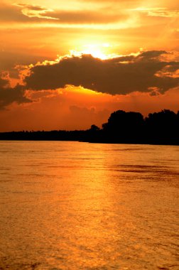 Siluet sükunet mevsimi vahşi doğa huzur manzarası. Huzurlu göl kırsal kesimde gün doğumu deniz kenarı yansıması. Günbatımında tropikal inanılmaz dramatik altın gökyüzü manzaralı nehir kıyısı okyanusu üzerinde.