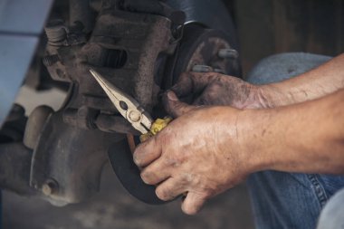 Otomobil makinelerinin mekanik servisini tamir eden elleri kapatın. Tamirci araba tamirhanesini tamir ederken ellerini kaldırdı. Araç kaputu otomobili kontrol ediyor. Araç bakım mühendisi.
