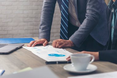 Mutluluk iki iş adamı ofis masasında kendine güvenen ekip toplantısı yapıyor. Dizüstü bilgisayarla çalışan iş ortakları. Asyalı adam iş arkadaşlığı toplantısı.