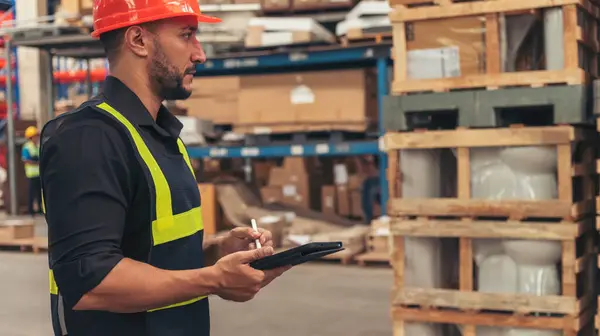 Ισπανόφωνος Χέρια Των Ανδρών Αγγίζουν Έξυπνο Tablet Διαχείριση Αποθήκης Logistics — Φωτογραφία Αρχείου