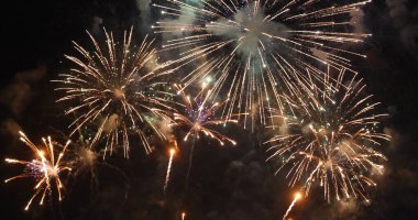 Altın Havai fişek, ulusal bayramı kutlamak için yıldönümünü kutluyor. 2024 yılına geri sayım, parti zamanı. Mutlu yıllar 2024, 4 Temmuz bayram festivali konsepti.