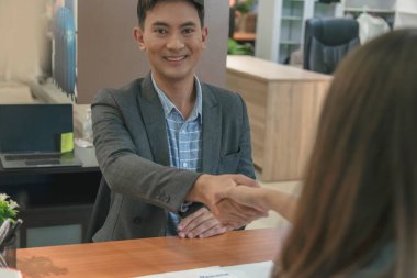 İnsan Kaynakları Müdürlüğü 'ne iş başvurusunda bulunan iş dünyası firması adaylarıyla iş görüşmesi yapan HR çalışanları özgeçmişlerini özet geçtiler. Kelle avcısı ve başvuru sahibi ile iş görüşmesi