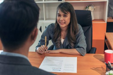 İnsan Kaynakları Müdürlüğü 'ne iş başvurusunda bulunan iş dünyası firması adaylarıyla iş görüşmesi yapan HR çalışanları özgeçmişlerini özet geçtiler. Kelle avcısı ve başvuru sahibi ile iş görüşmesi