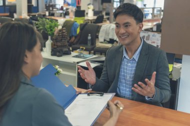 İnsan Kaynakları İK memurunun iş görüşmesi. Yeni çalışanın gülümseyen yüzüyle ofiste tokalaşması. İnsan Kaynakları Müdürü 'nün sorgulama özgeçmişi, yüz yüze. İş Görüşmesi Konsepti