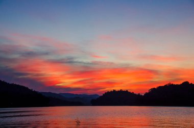 Yazın güneşli bir günde tropik deniz plajı. Plajdaki altın kumsal deniz manzarası. Deniz kenarında tatil yapmak için. Okyanus adası güzel dramatik manzara. Güneşli deniz manzarası.