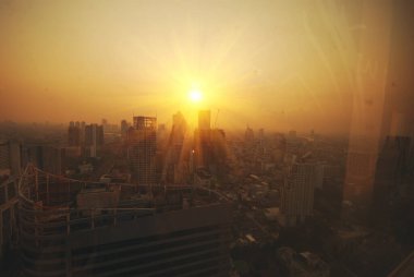 Sunset Amazing Bangkok mavi gökyüzü ile ufuk çizgisi. Altın zamanı Güzel gökdelen Bangkok şehir merkezi manzarası. Başkent binası arka plan modern ofis bölgesi. Şehir merkezinde gece hayatı