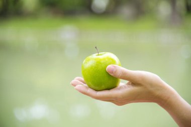 Genç Asyalı kadın Apple Sağlıklı yiyor. Organik elma meyvesi tutan kız sporu sağlıklı bir yaşam tarzı. Sağlıklı Asyalı kadınlar kırmızı elma gülüşü yiyor. Kameraya bak. Güzellik sağlık yaşam tarzı konsepti