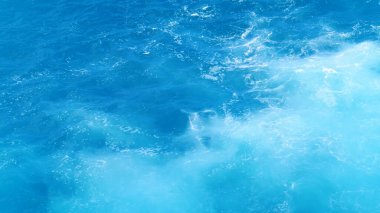 Turkuaz okyanus suyu beyaz dalga açık mavi deniz. Kuş bakışı canavar dalgası kayaya çarpıyor. Yazın açık deniz sahillerinde tropik deniz plajı. Okyanus adası güzel dramatik manzara.