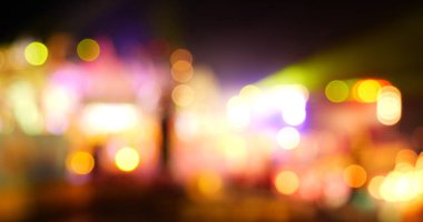 Renkli Bokeh soyut bulanık arka plan müzik festivali sahne performansı partisi. Canlı arka plan kıvılcımları animasyon hareketini ateşliyor. Göz kırpan gece hayatı ile sahne arkası görüntüsü yanıp sönen ışık