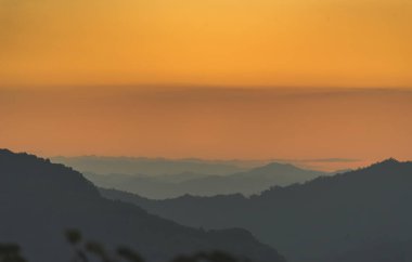 Manzarası dramatik güzel gün batımı gökyüzü. Doğal Günbatımı Karanlık Diyar 'ın gölgesinde. Kırsal kesimde gün batımında, şafakta, gün doğumunda canlı, dramatik bir gökyüzü. Gün batımında manzara Renkli Gökyüzü