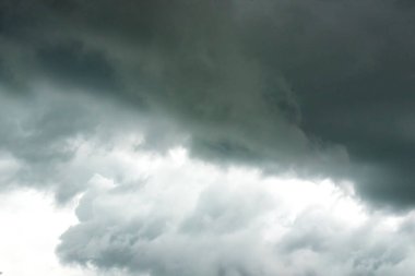 Kara gökyüzü arka planında dramatik kara fırtına yağmur bulutları. Kara Gök Gürültülü Bulutlar Yağmurlu Yer. Meteoroloji, fırtına felaketi iklimini tehdit ediyor. Kara bulutlu fırtına felaketi Gri gökyüzü