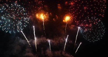 Renkli canlı Havai fişekler yeni yıl dönümünü kutluyor. 2022, 4 Temmuz bayram festivali. Ulusal bayramı kutlamak için gece vakti renkli havai fişekler. Geri sayım Yeni Yıl 2022 Parti Zamanı