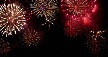Renkli canlı Havai fişekler yeni yıl dönümünü kutluyor. 2024, 4 Temmuz bayram festivali. Ulusal bayramı kutlamak için gece vakti renkli havai fişekler. Geri sayım yeni yıl partisi geçmişi