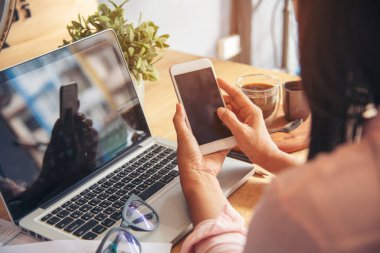 Boş Ekran dizüstü bilgisayar blogcusu kadın bilgisayarın klavyesini tutuyor. Oturma odasındaki koltukta oturan kadınların ellerini dizüstü bilgisayarla kapat. İnternet konferansı aracılığıyla ev ofisinden serbest çalışan bir kız.