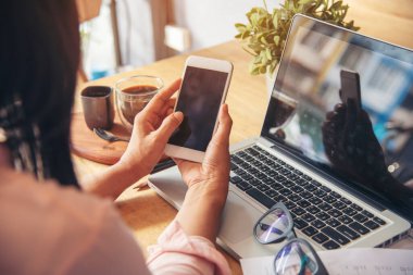 Boş Ekran dizüstü bilgisayar blogcusu kadın bilgisayarın klavyesini tutuyor. Oturma odasındaki koltukta oturan kadınların ellerini dizüstü bilgisayarla kapat. İnternet konferansı aracılığıyla ev ofisinden serbest çalışan bir kız.