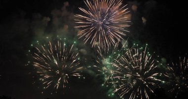 Gece vakti yeşil havai fişekler ulusal bayramı kutluyor. Yeşil Havai fişekler yeni yıl yıldönümünü kutluyor. 4 Temmuz bayram festivali. Yeni yıl için geri sayım 2024 festival partisi geçmişi