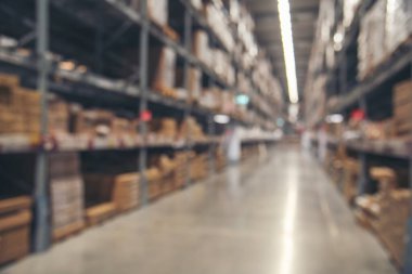 Deponun arka planındaki envanter rafında nakliye konteynırı koridoru var. Eşyalar karton kutu paleti satar. Çelik rafta ticari ambalaj. Depo envanterindeki koridor