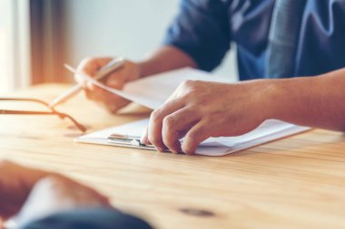 İş adamı toplantı belgelerini konferans odasında tutuyor. Man Hands planlama defteri yazıyor. Ofis masasındaki günlük çizim defterine kalem yazan erkek eli kapat. İş Planlama Konsepti