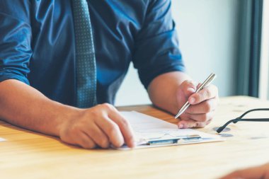 İş adamı toplantı belgelerini konferans odasında tutuyor. Man Hands planlama defteri yazıyor. Ofis masasındaki günlük çizim defterine kalem yazan erkek eli kapat. İş Planlama Konsepti