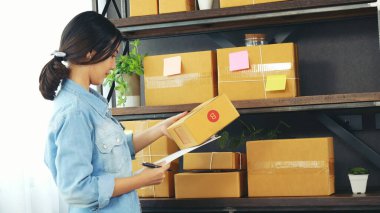 Çevrimiçi satıcı ellerini kapat dizüstü bilgisayarda klavye yazan Asyalı genç kadın çevrimiçi siparişleri kontrol et, mal teslimat paketlerini kontrol et posta kutusunu. Asyalı kadın ev ofisinde küçük bir iş kurdu