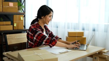 Blogcu Kadın dizüstü bilgisayarda klavye yazıyor. Dizüstü bilgisayarlı sosyal ağ kişisini kullanarak kadın ellerini kapat. Evden internet konferansı yoluyla serbest çalışan bir kız sabah iş saatinde evde oturuyor.