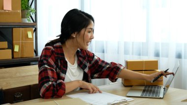 Çevrimiçi satıcı ellerini kapat dizüstü bilgisayarda klavye yazan Asyalı genç kadın çevrimiçi siparişleri kontrol et, mal teslimat paketlerini kontrol et posta kutusunu. Asyalı kadın ev ofisinde küçük bir iş kurdu