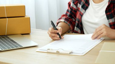 Çevrimiçi satıcı ellerini kapat dizüstü bilgisayarda klavye yazan Asyalı genç kadın çevrimiçi siparişleri kontrol et, mal teslimat paketlerini kontrol et posta kutusunu. Asyalı kadın ev ofisinde küçük bir iş kurdu