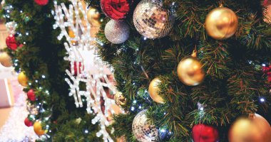 Renkli, pırıl pırıl mücevherler Noel ağacını süsleyen bir balo Noel ağacı yeni yıl festivali kutlamaları. Kırmızı, altın, gümüş top Noel ağacında. Mutlu Noeller. Mutlu yıllar.