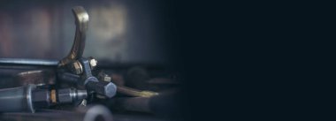 Sancak Mekanik Aletleri, araba tamirhanesi ve fotokopi alanı. Bulanık arkaplan mekanik servisi. Sancak Ağır vida paslı kirli nesne kopyalama alanı ile siyah arkaplan