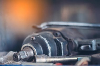 Mekanik aletler, araba tamirhanesi ve fotokopi alanı. Bulanık arkaplan mekanik servisi. Ağır vida paslı anahtarlar kirli tornavida nesneleri. Endüstriyel donanım