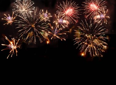 Altın Havai fişekler yeni yıl dönümünü kutluyor. 4 Temmuz bayram festivali 2024. Gece vakti havai fişekler ulusal bayramı kutluyor. Yeni yıla geri sayım 2023 altın parti zamanı etkinliği