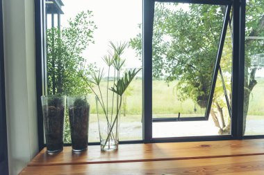 Bulanık arkaplan iç tasarım masa sandalyesi penceresi kapalı alan görüntüsünü dekore eder. Alış veriş merkezindeki bulanık kafeterya kafeteryasında açık büfe satış mağazası var.