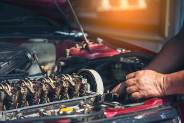 Otomobil makinelerinin mekanik servisini tamir eden elleri kapatın. Tamirci araba tamirhanesini tamir ederken ellerini kaldırdı. Araç kaputu otomobili kontrol ediyor. Araç bakım mühendisi.